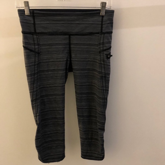 lululemon athletica Pants - Lululemon black and gray crop legging, sz 6, 68873 lululemon athletica Pants - Lululemon black and gray crop legging, sz 6, 68873